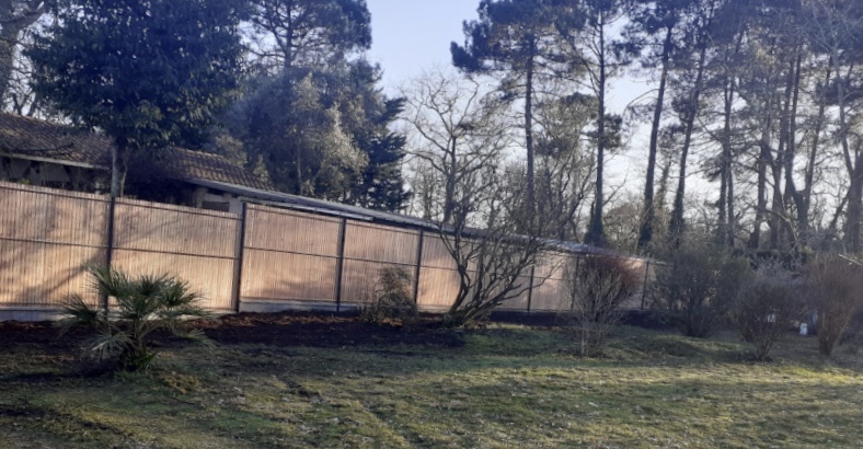 Pose de clôture en panneaux rigides avec soubassement béton kit occultant bois Léognan