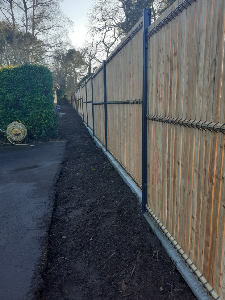 Pose de clôture en panneaux rigides avec soubassement béton kit occultant bois Léognan